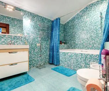  Фото ванной комнаты в деревянном доме из клееного бруса, построенного по проекту №1-167 от компании Аттика