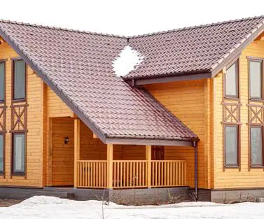 Фото дерев'яного будинку з клеєного бруса, побудованого за проектом №2-154 від компанії Аттика