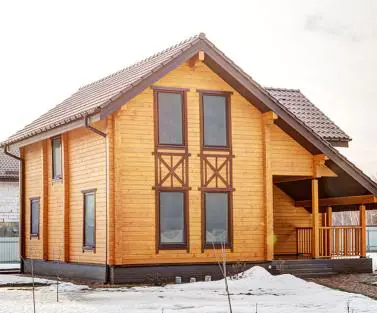 Фото дерев'яного будинку з клеєного бруса, побудованого за проектом №2-154 від компанії Аттика