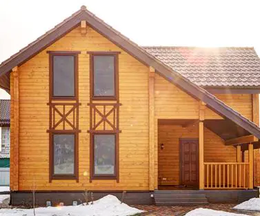 Фото фасада деревянного дома из клееного бруса, построенного по проекту №2-154 от компании Аттика