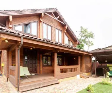 Фото дерев'яного будинку з клеєного бруса, побудованого за проектом №2-270 від компанії Аттика