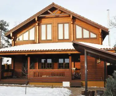 Фото фасада деревянного дома, построенного по проекту №2-270 от компании Аттика