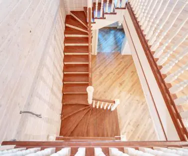 Фото интерьера лестницы в деревянном доме, построенного по проекту №2-313 от компании Аттика