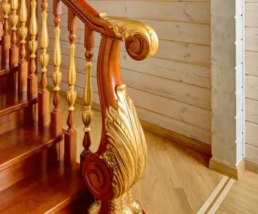 Фото деревянная лестница в интерьере деревянного дома из клееного бруса, построенного по проекту №2-315 от компании Аттика