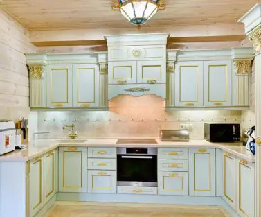Фото кухня в деревянном доме из клееного бруса, построенного по проекту №2-315 от компании Аттика