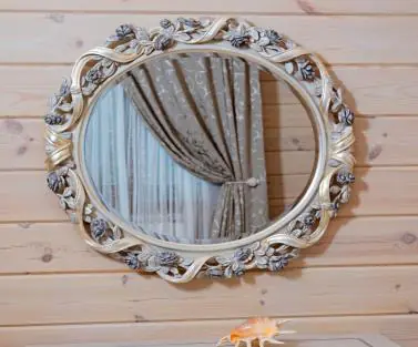 Фото декоративное зеркало в доме из клееного бруса, построенного по проекту №2-315 от компании Аттика